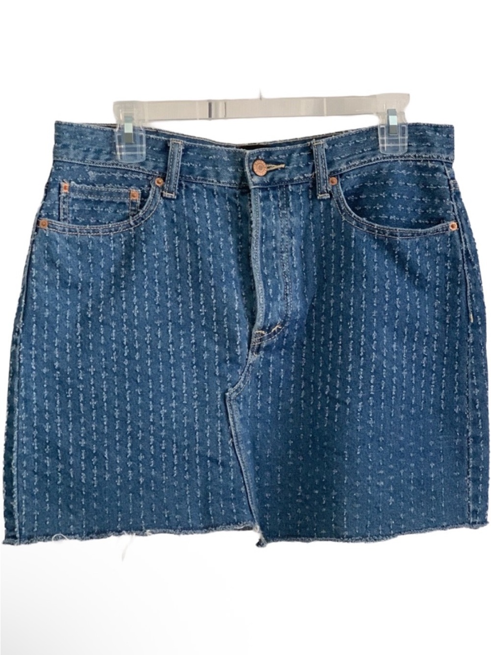 BDG URBAN OUTFITTERS Women’s Light Washed Raw Hem Mini Jean Skirt Size: Large